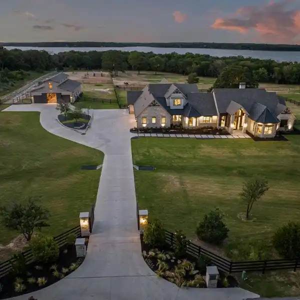UNDERSTATED ELEGANCE ON 8.4 PASTORAL ACRES