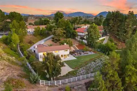 Beautifully Remodeled Meadowview Retreat with Owned Solar