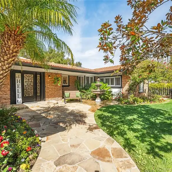 LUXURIOUS POOL ESTATE IN PRESTIGIOUS ROYAL WOODS