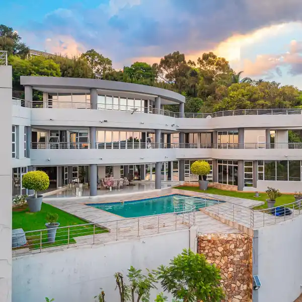 EXCLUSIVE ESTATE LIVING WITH SPECTACULAR VIEWS