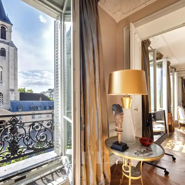 IMMACULATE APARTMENT IN A MAGNIFICENT BUILDING