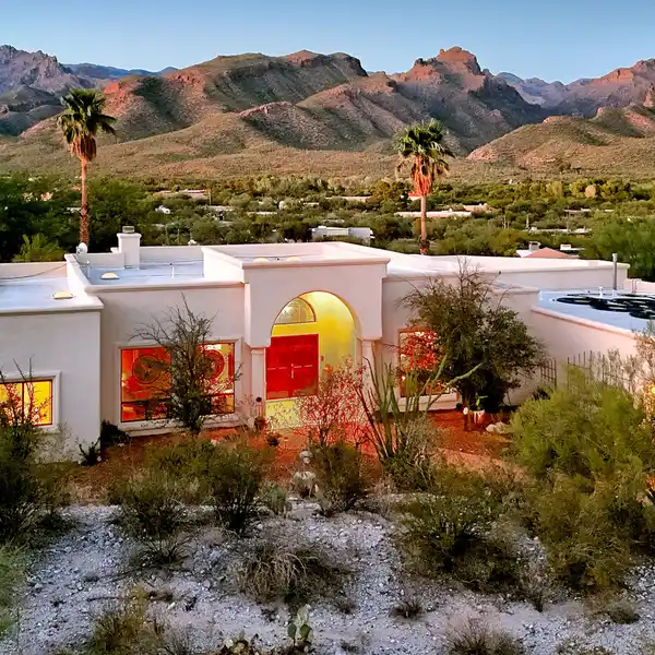 ELEGANT TUCSON OASIS WITH SPARKLING POOL
