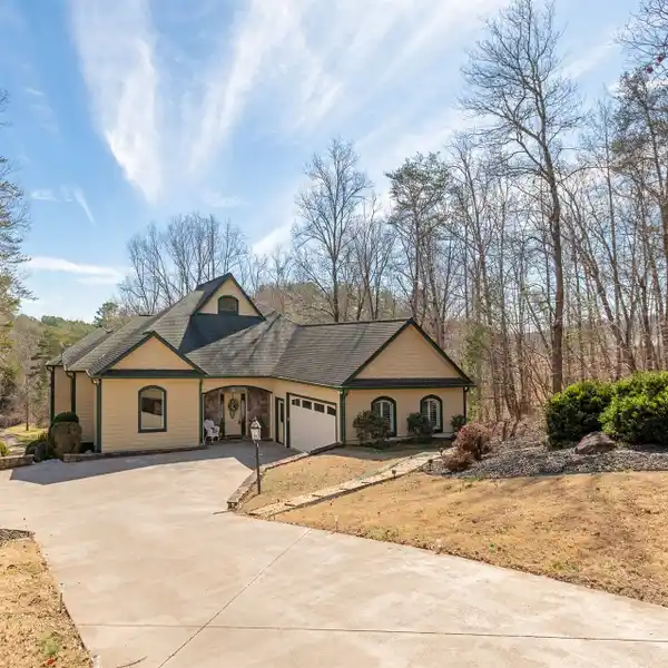 EXPANSIVE OPEN PLAN HOME IN RUMBLING BALD