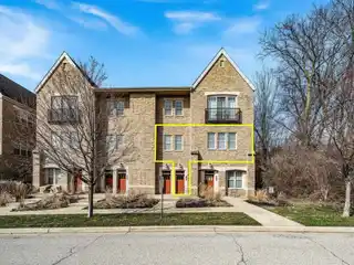 Luxurious Townhome Steps to Notre Dame