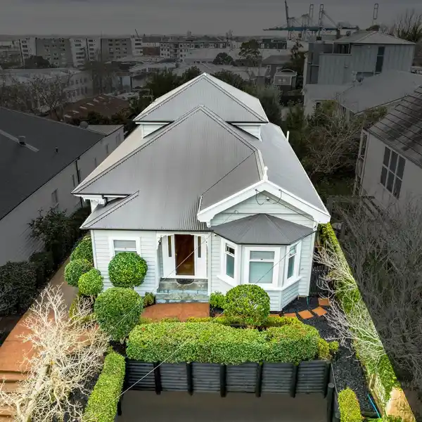 THOUGHTFULLY REDESIGNED AND EXTENDED HOME IN ELEVATED POSITION