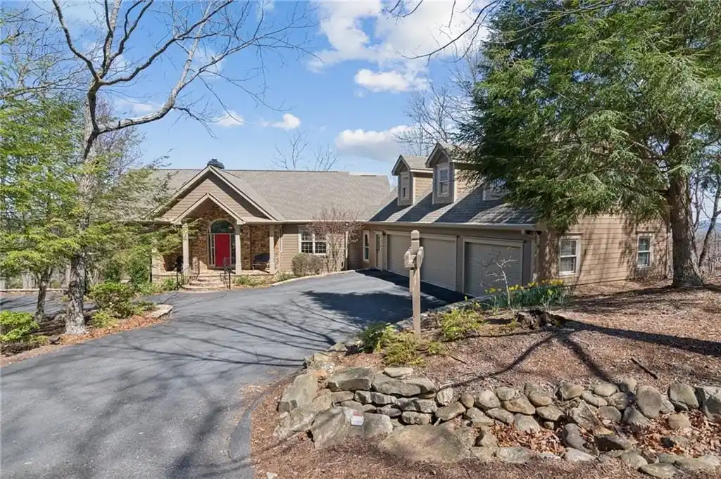 Breathtaking Mountain Retreat Where Comfort Meets Sophistication