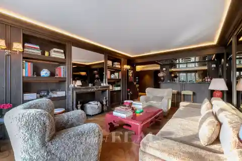 Renovated Apartment in the Golden Triangle