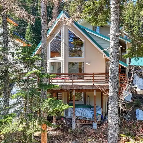 RARE GEM AT THE TOP OF HYAK ESTATES