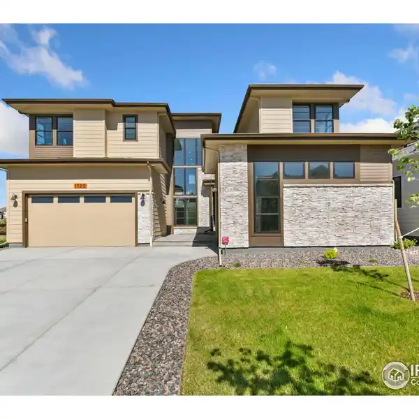 LUXURIOUS FORMER MODEL HOME