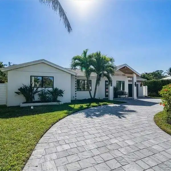CHARMING RANCH STYLE HOME IN LAKE PARK