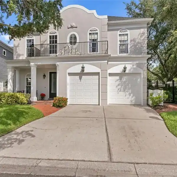 ELEGANT HARBOUR ISLAND LIVING WITH STUNNING POOL