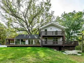 Modern Lakeside Retreat with Guest Cottage
