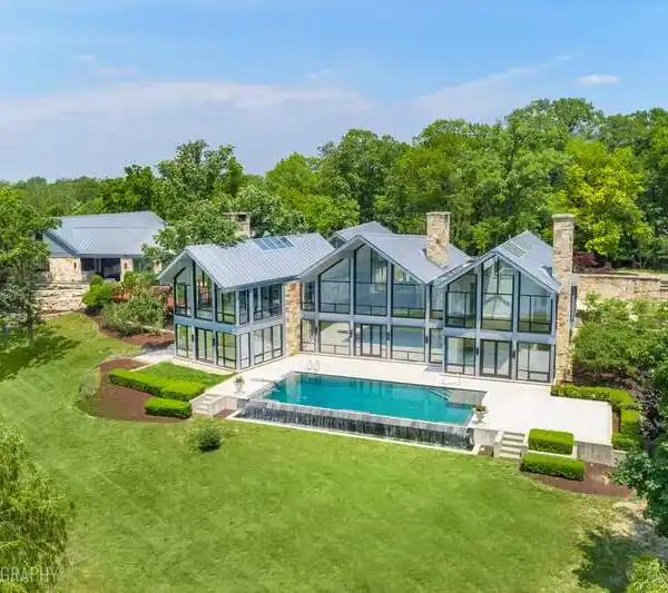 MODERN LAKEFRONT MASTERPIECE IN PRESTIGIOUS BARRINGTON HILLS