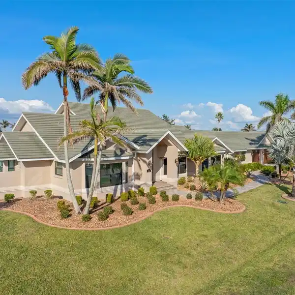SPRAWLING ESTATE FOR UNPARALLELED WATERFRONT LUXURY