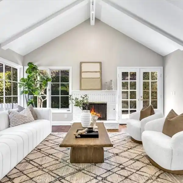 CHARMING SINGLE-LEVEL COTTAGE IN CAPE COVE