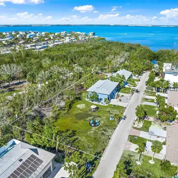 ELEVATED TROPICAL OASIS ON LONGBOAT KEY