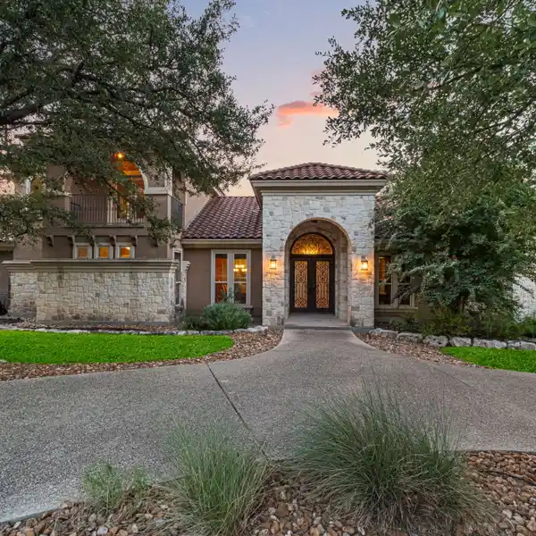 EXQUISITE HILL COUNTRY LIVING IN GARDEN RIDGE