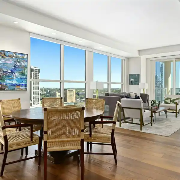 EXTRAORDINARY RESIDENCE ABOVE DOWNTOWN AUSTIN