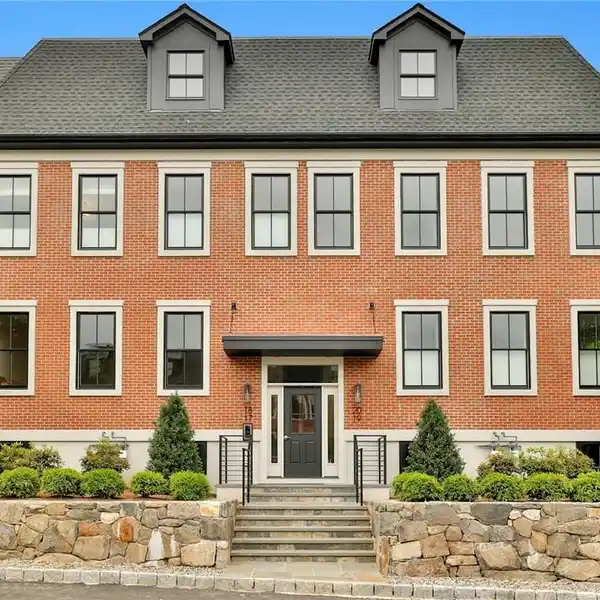 LUXURY AND COMFORT IN CONVENIENT AND EXCLUSIVE ARMONK CLOSE