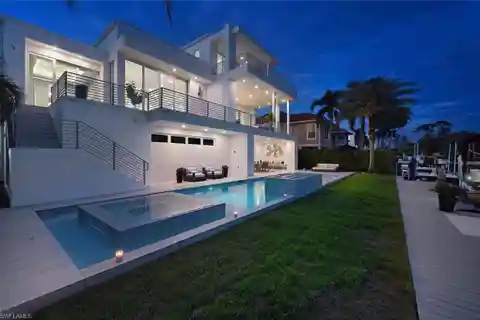 One-of-a Kind Contemporary Home Melding Form and Function