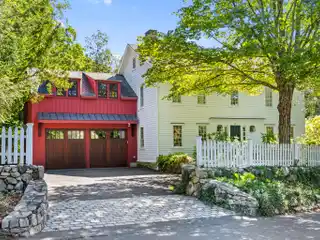 Quintessential Country House in Convenient Location