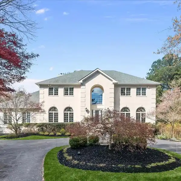 PRISTINE WHITE BRICK ESTATE IN TOTAL PRIVACY