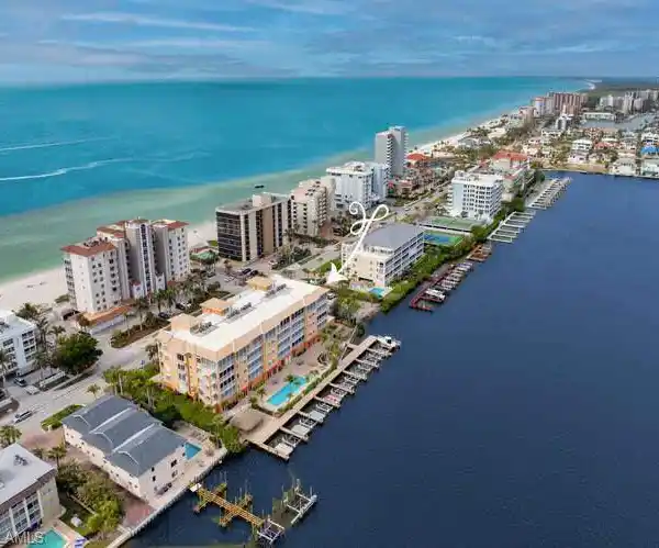 STYLISH RESIDENCE OFFERING THE ULTIMATE NAPLES LIFESTYLE