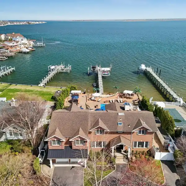 BREATHTAKING BAYFRONT COLONIAL RETREAT