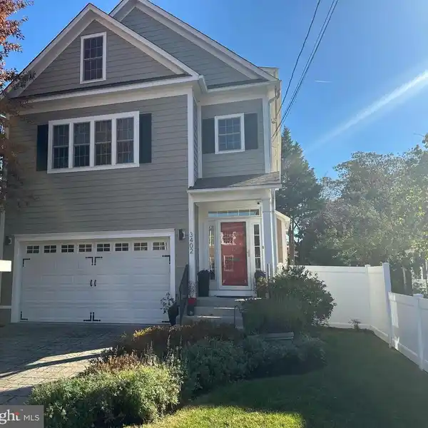 SUN-DRENCHED MODERN HOME