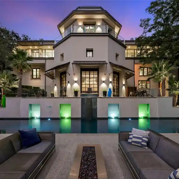 UNPARALLELED OPPORTUNITY FOR LUXURIOUS WATERFRONT LIVING