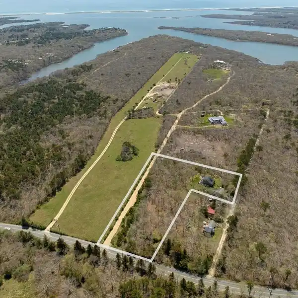 PRIVATE KATAMA RETREAT ON OVER THREE ACRES