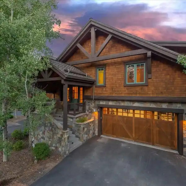 LUXURIOUS RESORT LIVING WITH MOUNTAIN VIEWS AND GOLF FRONTAGE