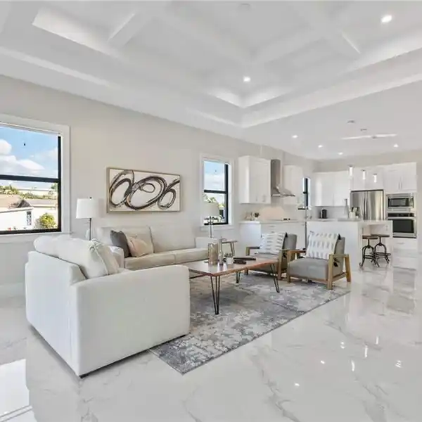 LUXURY AND CONVENIENCE IN NAPLES PARK