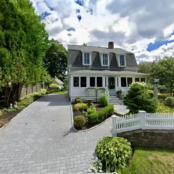 COASTAL CHARM AND MODERN ELEGANCE IN AN UNBEATABLE LOCATION