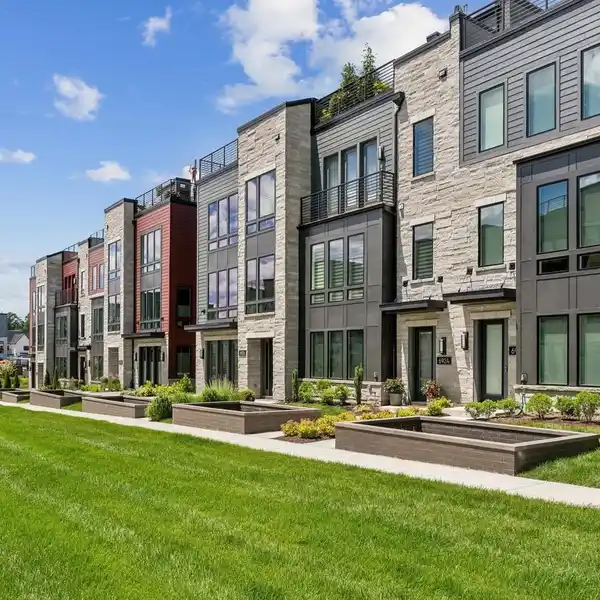 STUNNING TOWNHOUSE IN AMALYN