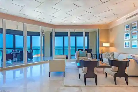 Exceptional Residence in an Exclusive Enclave
