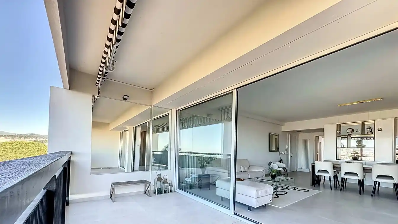 Three-bedroom Apartment with Wonderful Panoramic Sea Views