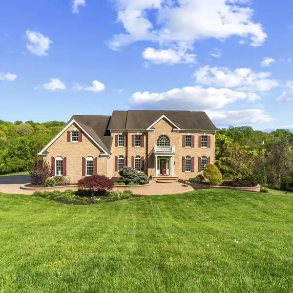 STATEMENT HOME ON NEARLY THREE PRISTINE ACRES