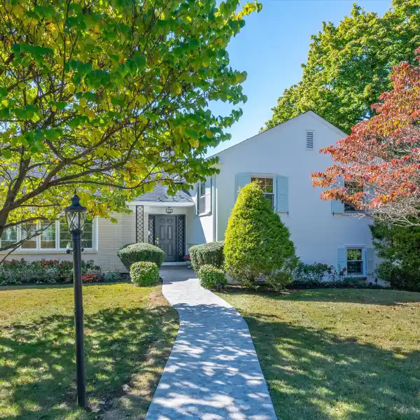 FULLY REIMAGINED RESIDENCE IN THE HEART OF ELMSMERE ESTATES