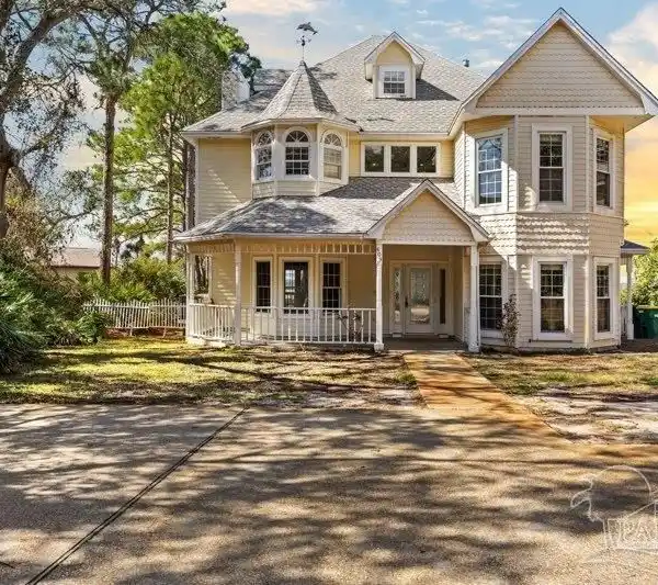 COASTAL ELEGANCE MEETS ULTIMATE PRIVACY