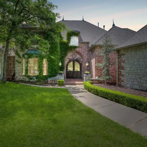 EXQUISITE GOLF COURSE RESIDENCE IN FAIRFAX ESTATES