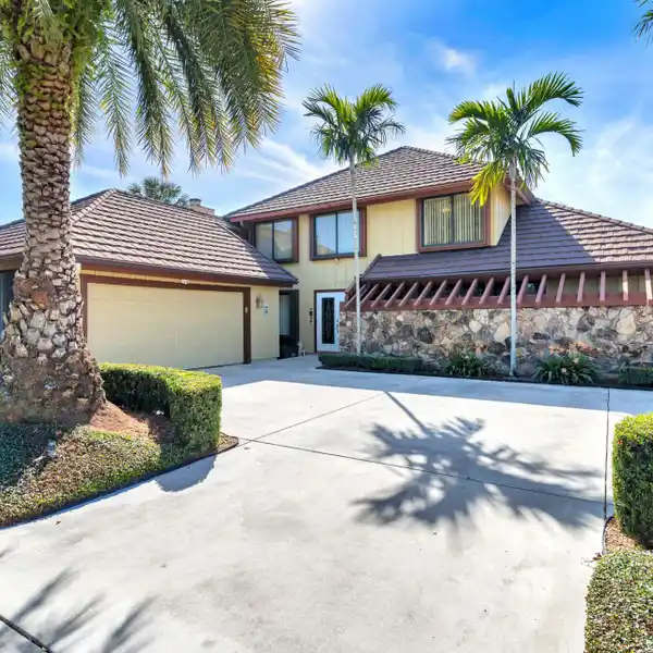 SPACIOUS GOLF COURSE ESTATE WITH SPA