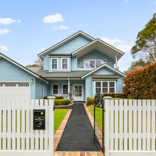 STUNNING RESIDENCE OPPOSITE GLENBROOK LAGOON