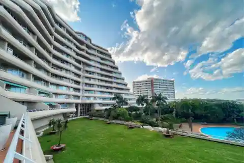 Luxury Living at the Edge of the Sea