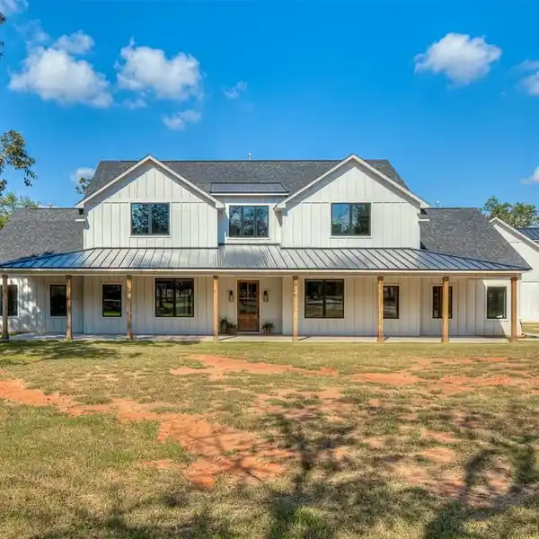 CUSTOM MODERN FARMHOUSE ON EXPANSIVE WOODED ACREAGE