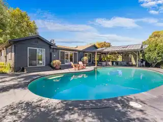 Country Serenity Minutes from Downtown