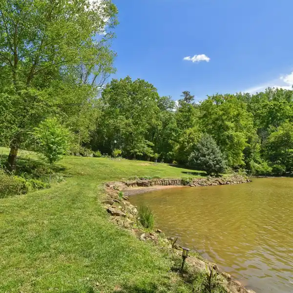 RARE LAKESIDE SANCTUARY MINUTES FROM DOWNTOWN