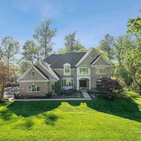 EXPANSIVE ENTERTAINER’S DREAM WITH CHEF’S KITCHEN