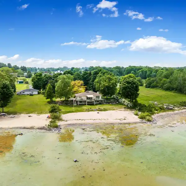 PRIVATE WATERFRONT PARADISE