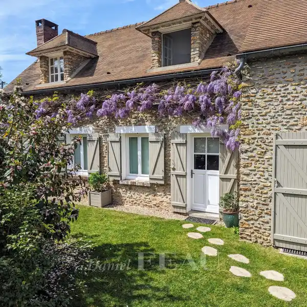 DELIGHTFUL HOME IN A SERENE SETTING